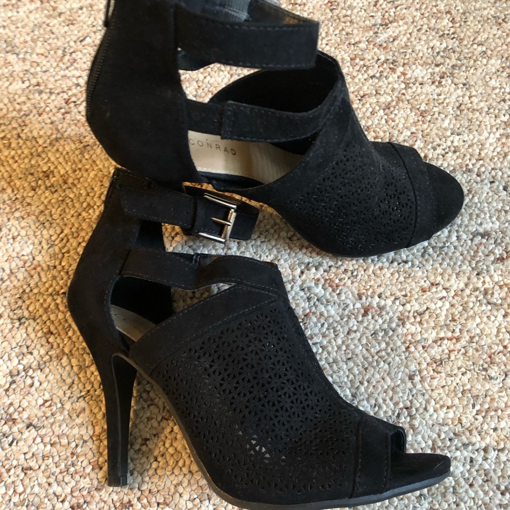 Black high heels shootie